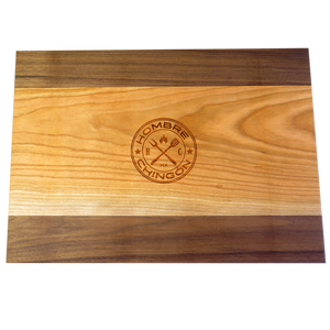 Tabla de madera de 1” de grosor tratada con aceites minerales para realce y protección de la madera.  Tamaño: 25 cm x 35 cm  Madera de cerezo con detalles de nogal
