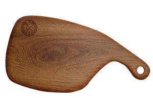 Tabla de madera de 1” de grosor tratada con aceites minerales para realce y protección de la madera.  Tamaño: 19 cm x 49 cm  Madera de nogal y/o encino